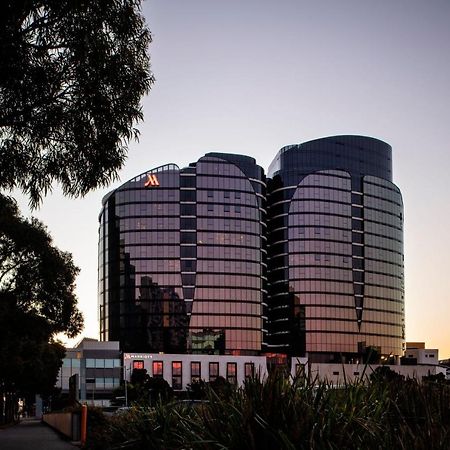 Melbourne Marriott Hotel Docklands Екстериор снимка The Marriott Melbourne Docklands