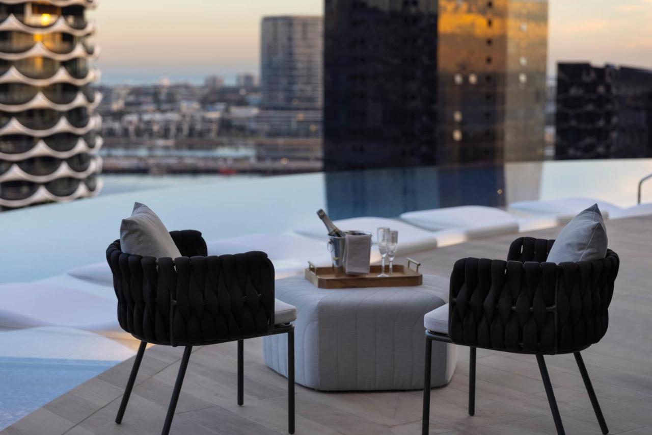Melbourne Marriott Hotel Docklands Екстериор снимка The rooftop bar at the Ritz-Carlton, Melbourne
