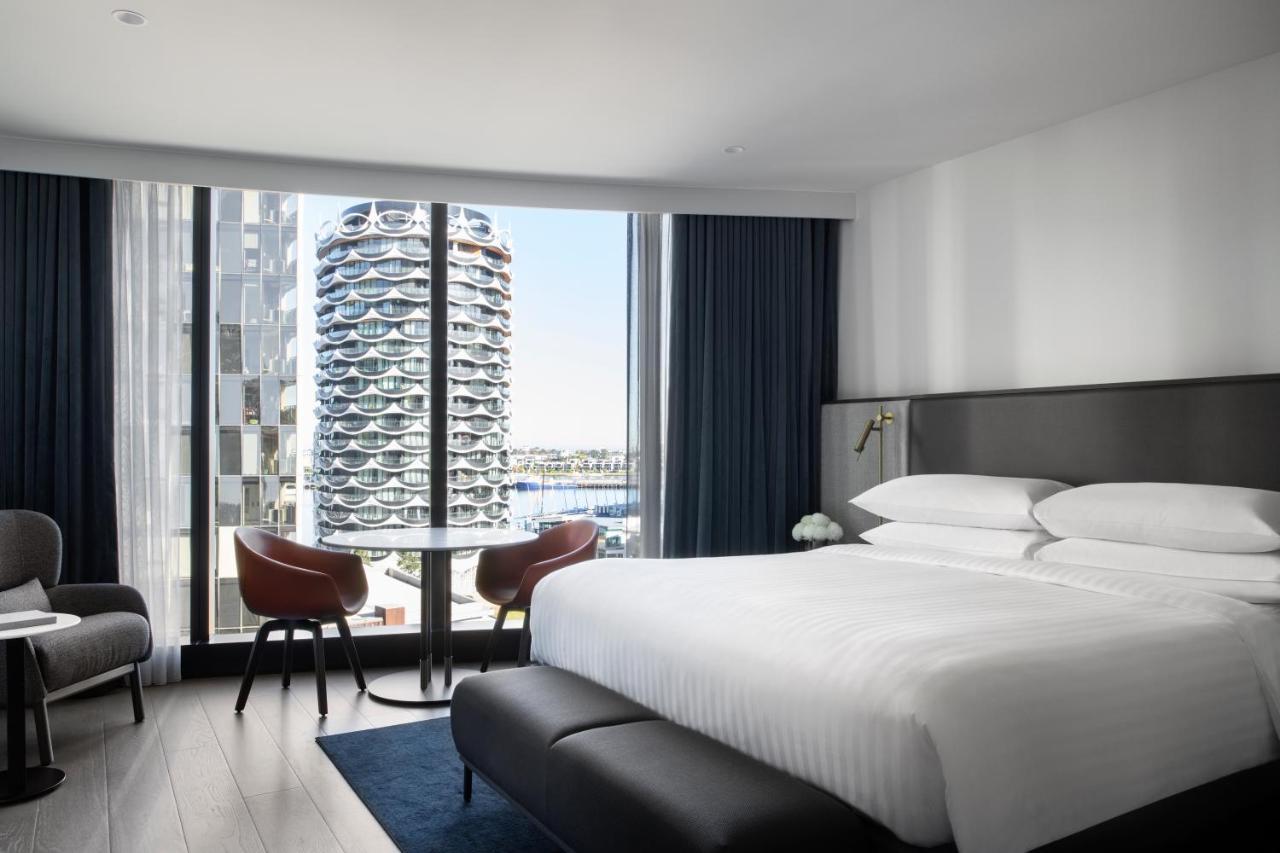 Melbourne Marriott Hotel Docklands Екстериор снимка A guest room at the hotel