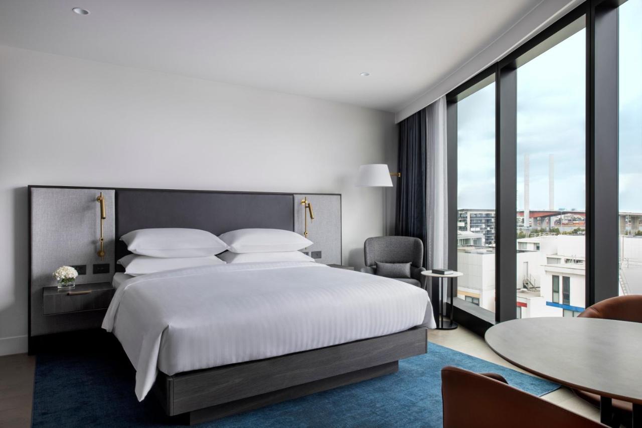 Melbourne Marriott Hotel Docklands Екстериор снимка A guest room at the hotel