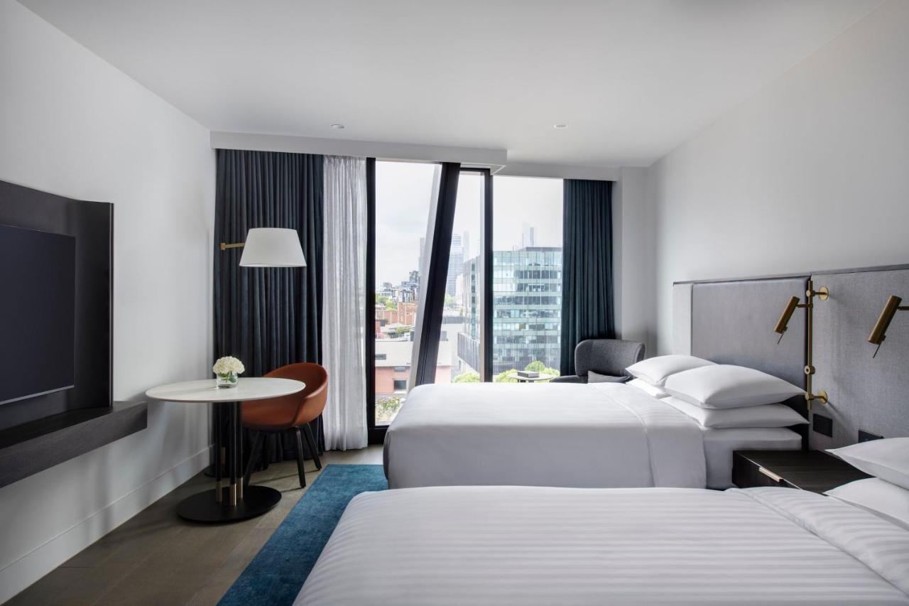 Melbourne Marriott Hotel Docklands Екстериор снимка A guest room at the hotel