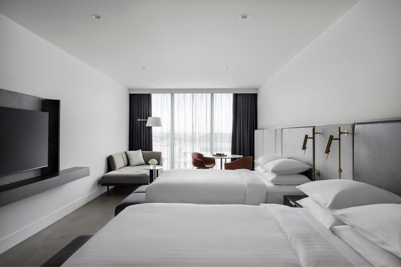 Melbourne Marriott Hotel Docklands Екстериор снимка Deluxe Room