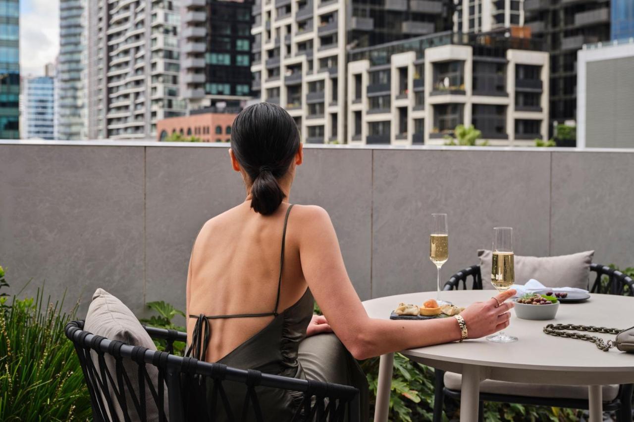Melbourne Marriott Hotel Docklands Екстериор снимка A woman sitting on a balcony