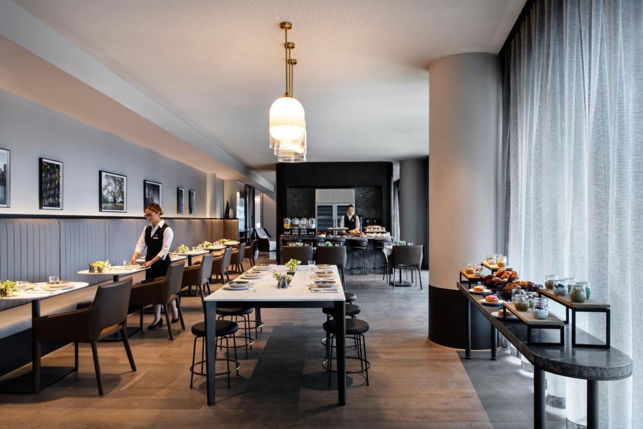 Melbourne Marriott Hotel Docklands Екстериор снимка The lounge at London Heathrow Airport