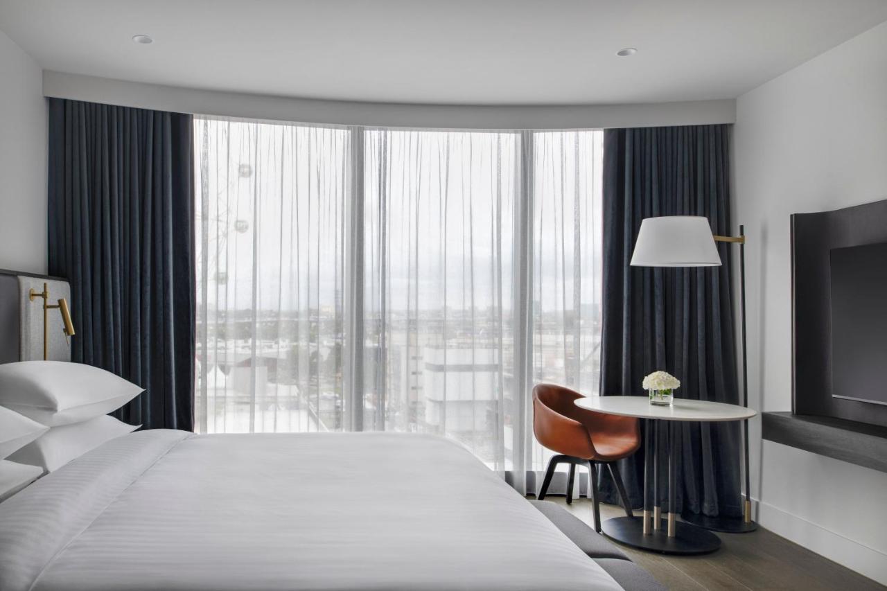 Melbourne Marriott Hotel Docklands Екстериор снимка A guest room at the hotel