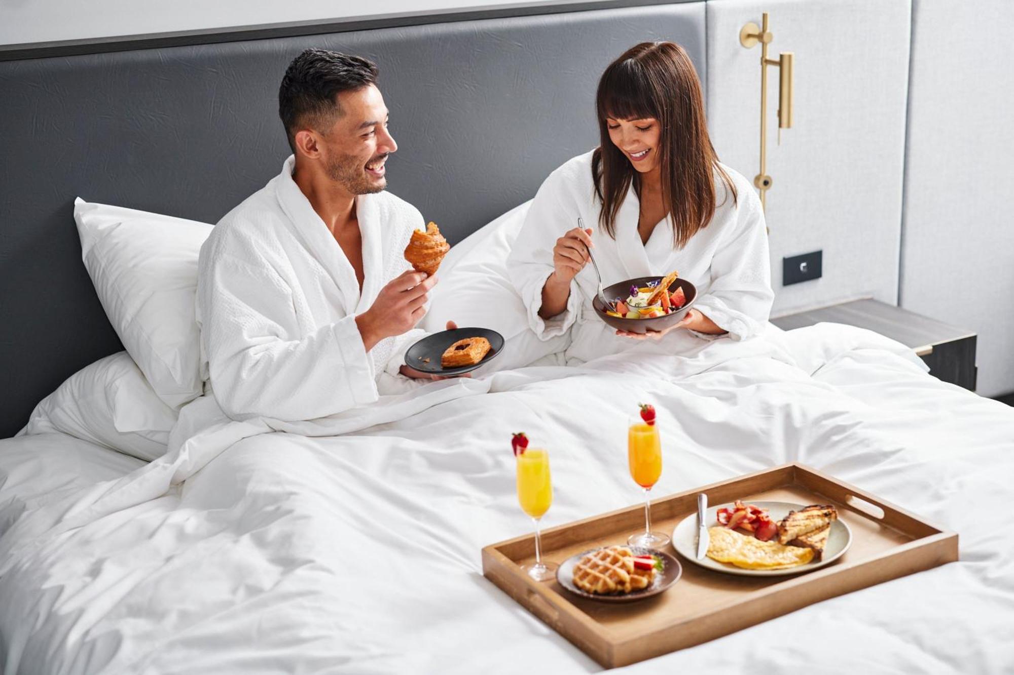 Melbourne Marriott Hotel Docklands Екстериор снимка Room service