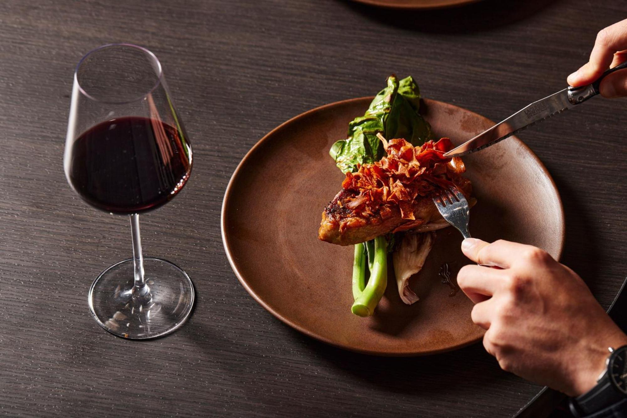 Melbourne Marriott Hotel Docklands Екстериор снимка A wine glass