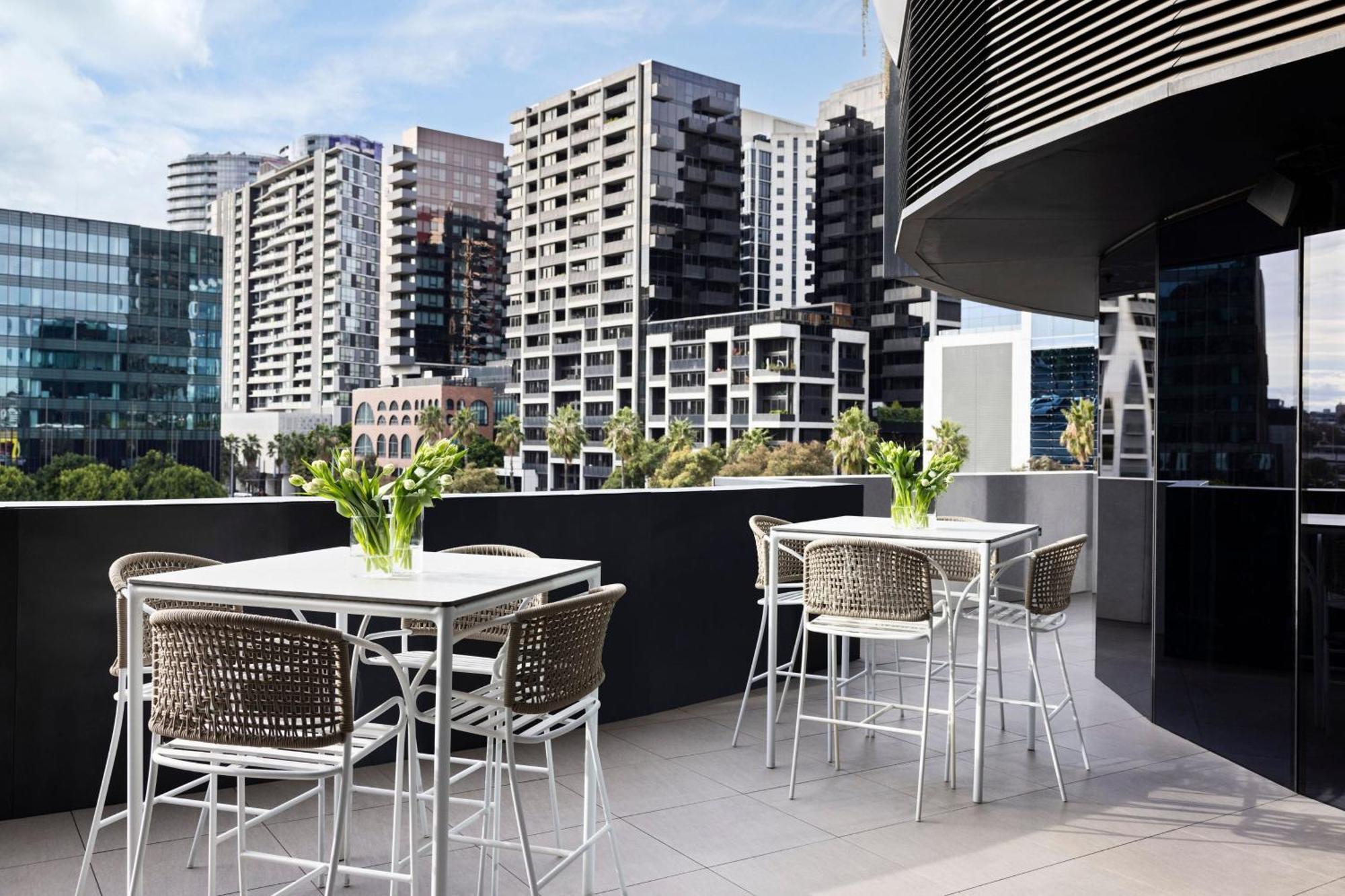 Melbourne Marriott Hotel Docklands Екстериор снимка The rooftop bar at the Hotel