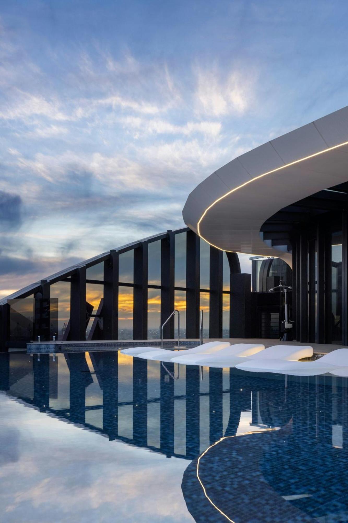 Melbourne Marriott Hotel Docklands Екстериор снимка The rooftop pool at the Ritz-Carlton, Perth